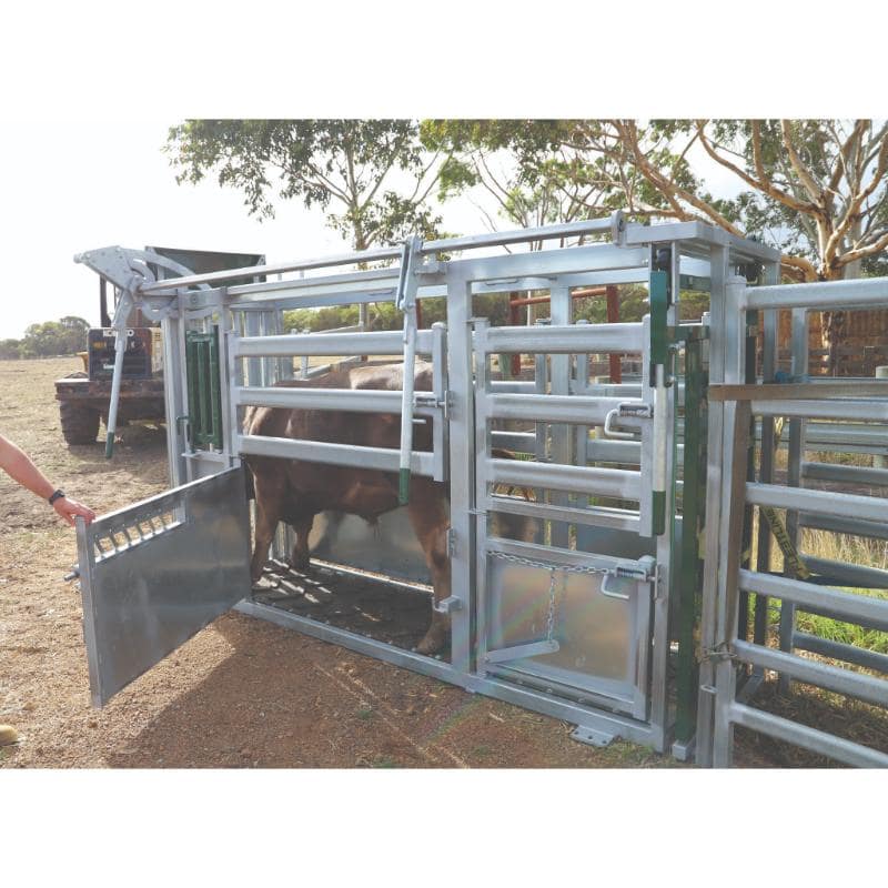 Commander Agriculture CC750 Cattle Crush opening the bottom half of the side gate