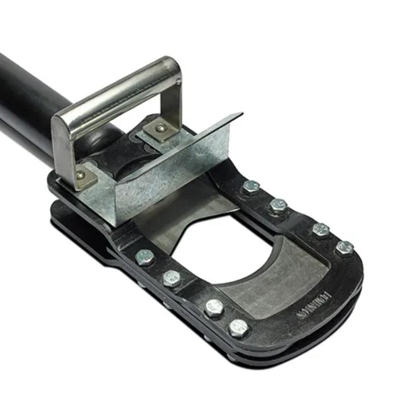 Waldos Bull Buster Hydraulic Cattle Dehorner closer shot of the dehorning part