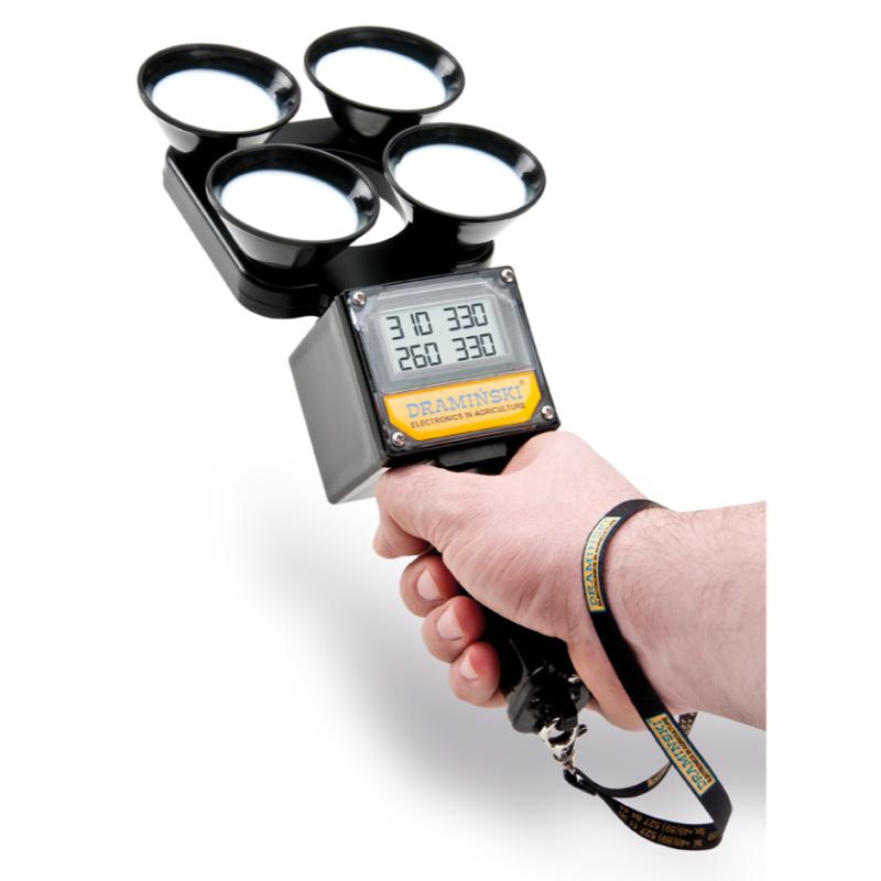 Draminski Mastitis Detector MD4X4Q held by hand and numbers on screen